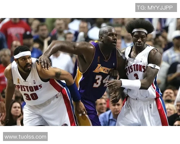 2015年11月16日湖人与活塞的激烈对决回顾与精彩瞬间分析